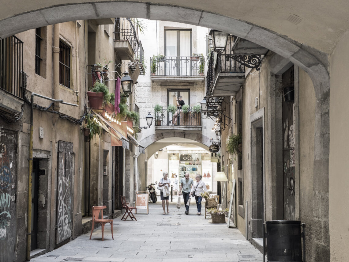 One of the beautiful alleys in the old town of Barcelona / Sergio Torres Baus / 123RF