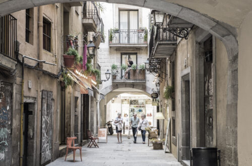 One of the beautiful alleys in the old town of Barcelona / Sergio Torres Baus / 123RF